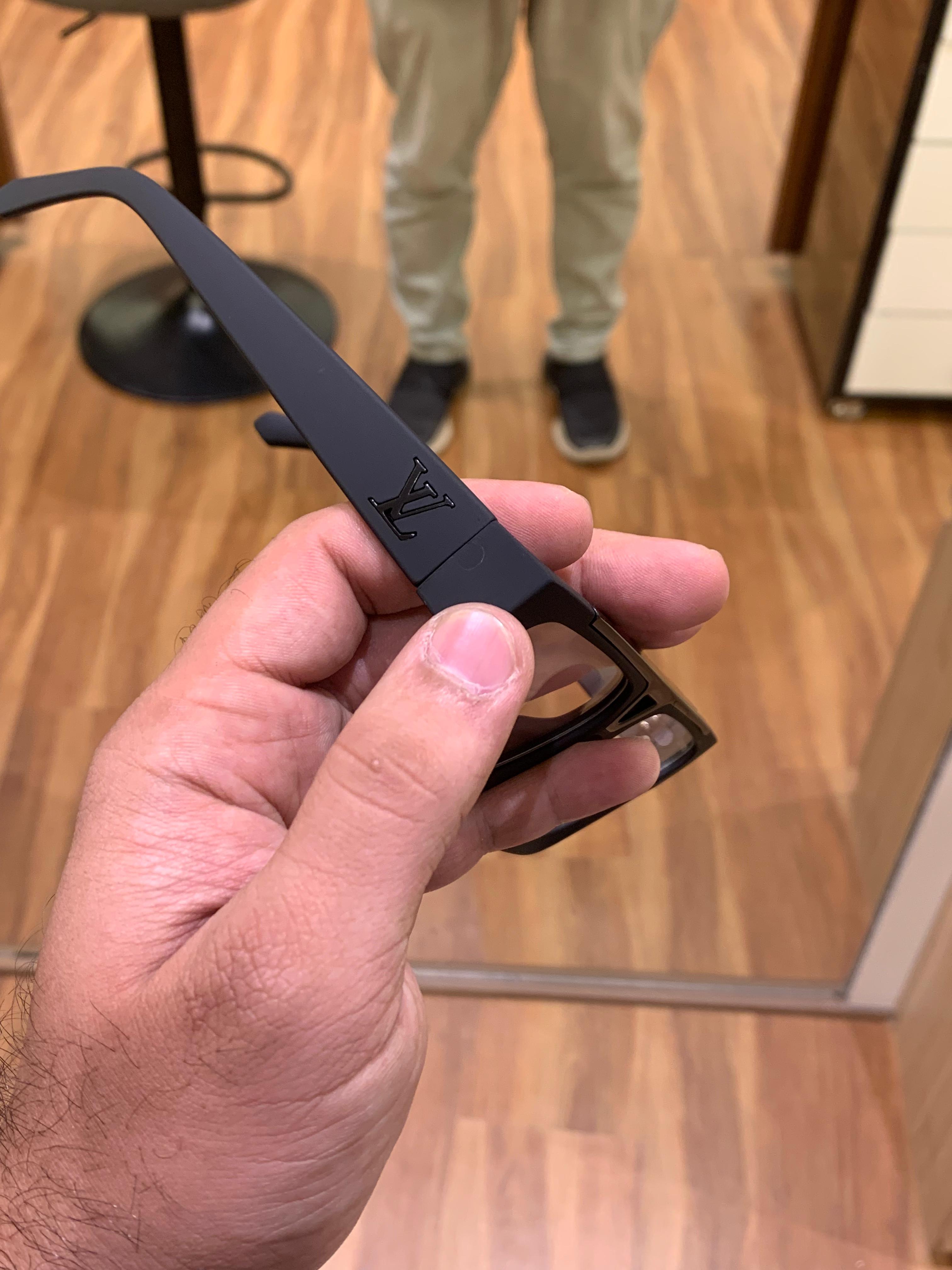 Louis_vuitton_1502_black_plano