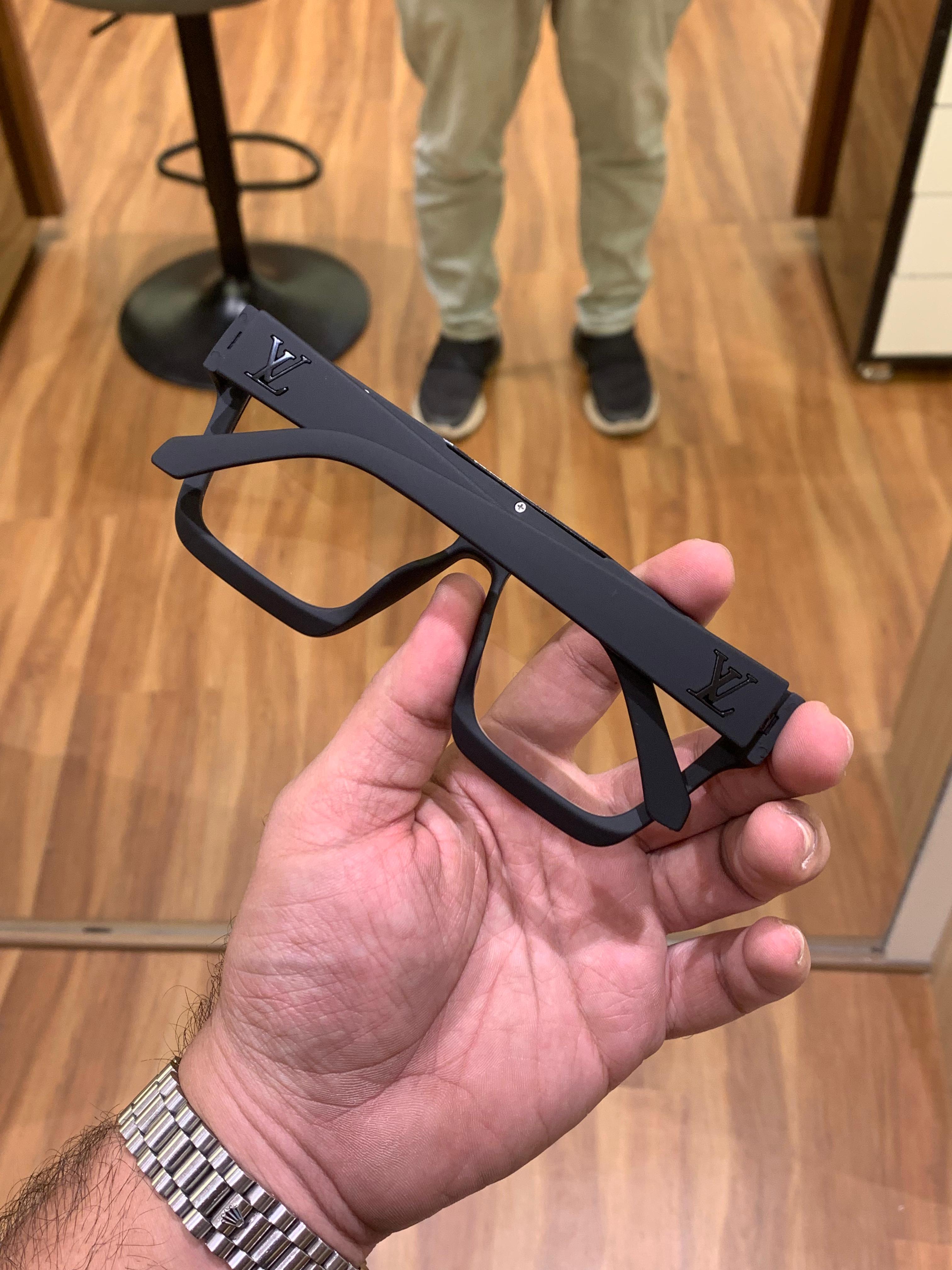 Louis_vuitton_1502_black_plano