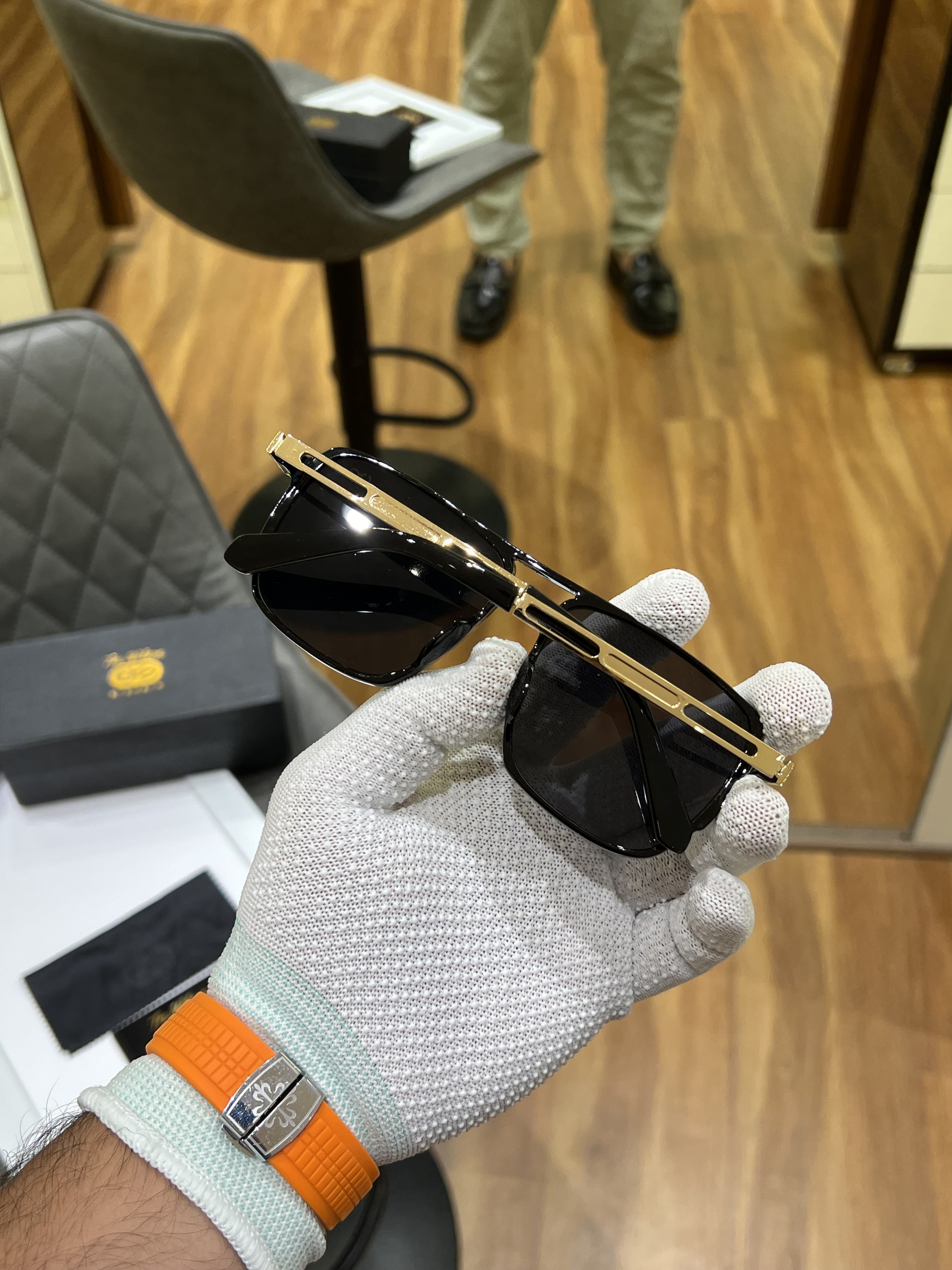 21104 gold black