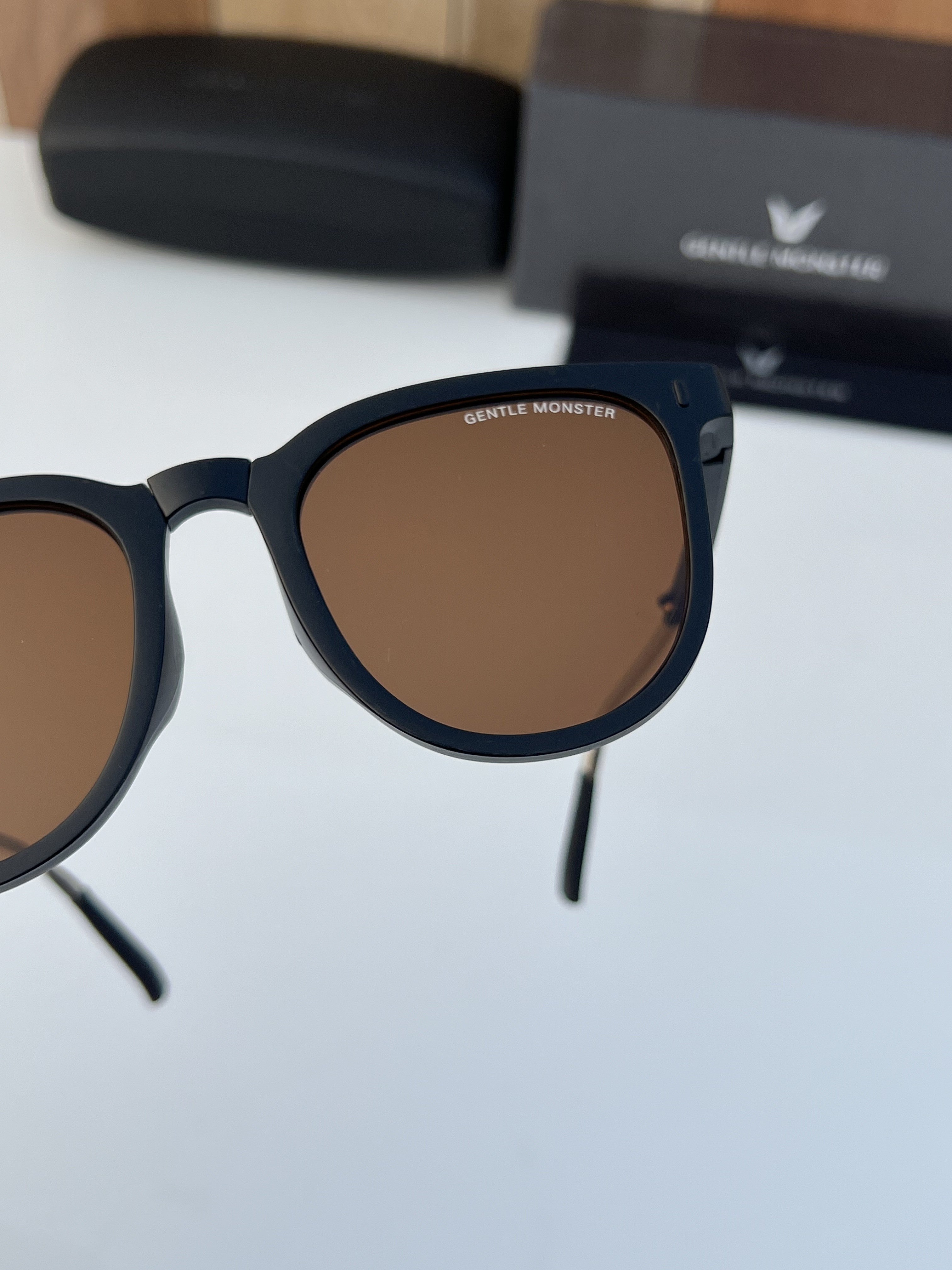 folding_black_brown