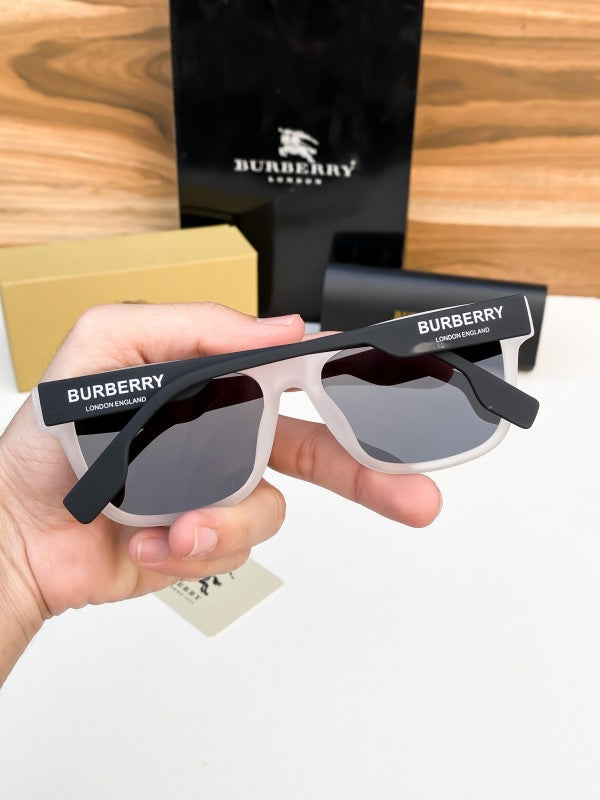 Burbe_rry_white_black_4293