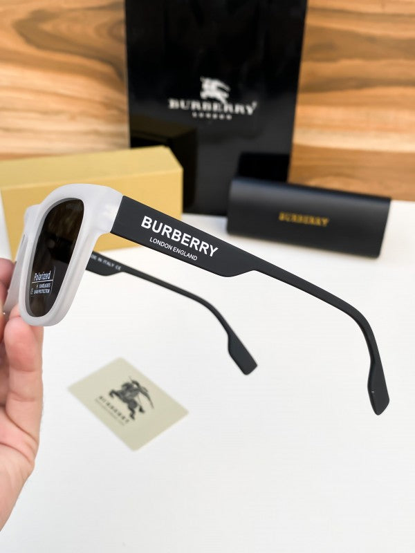 Burbe_rry_white_black_4293