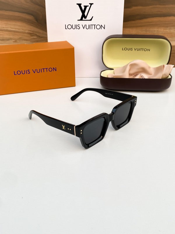 Lou_is_vuitt_on_8263