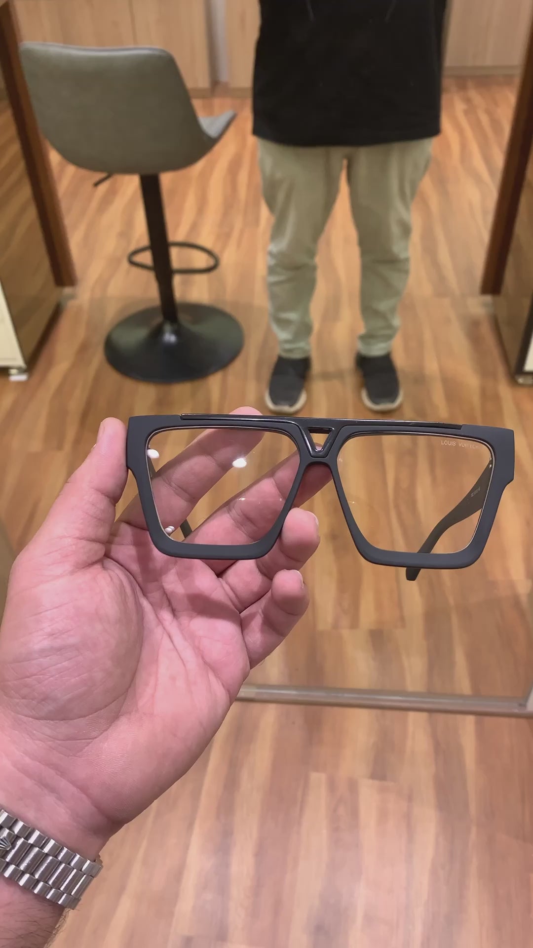 Louis_vuitton_1502_black_plano