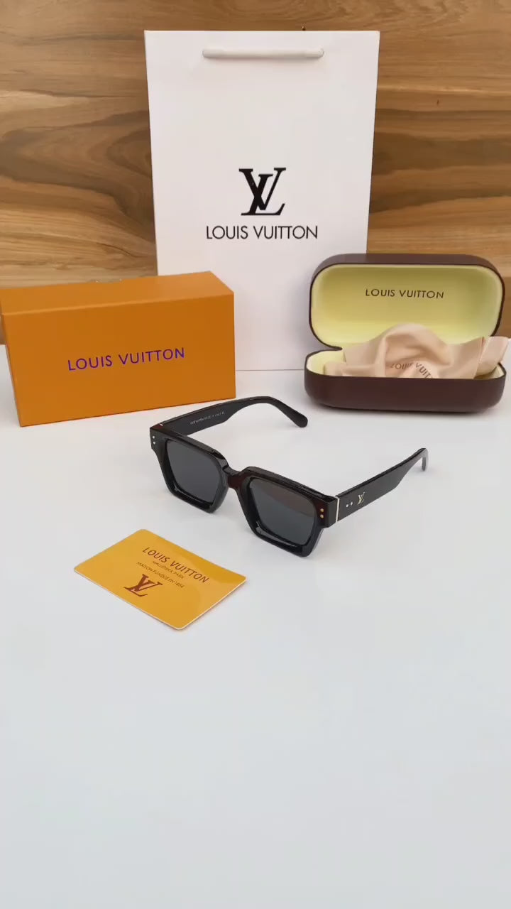 Lou_is_vuitt_on_8263